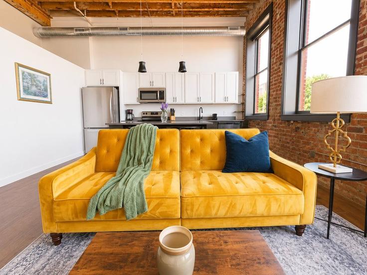 Salle de séjour élégante avec mobilier moderne dans un appartement à Building West 4th Street North - sleepover-inc - 1604774 à Newton, Newton