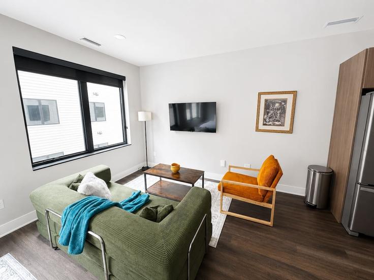 Elegant gestaltetes Wohnzimmer mit moderner Einrichtung in einer Wohnung im Building Dodge Street - sleepover-inc - 1604883 in Omaha, Omaha Elegant gestaltetes Wohnzimmer mit moderner Einrichtung in einer Wohnung im Building Dodge Street - sleepover-inc - 1604883 in Omaha, Omaha