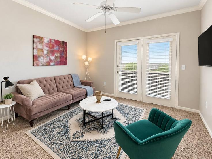 Building Saratoga Boulevard - sleepover-inc - 1629222 adresindeki bir dairede modern mobilyalarla zarif bir şekilde tasarlanmış oturma odası Corpus Christi, Corpus Christi Building Saratoga Boulevard - sleepover-inc - 1629222 adresindeki bir dairede modern mobilyalarla zarif bir şekilde tasarlanmış oturma odası Corpus Christi, Corpus Christi