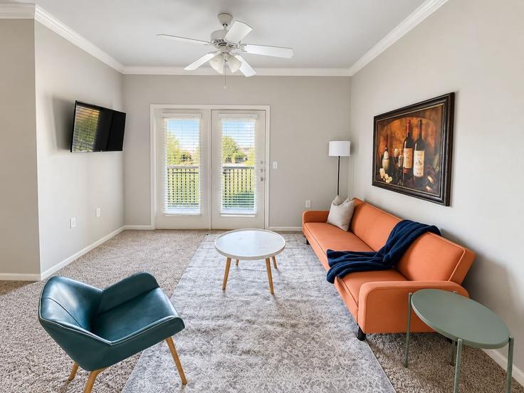 Elegant gestaltetes Wohnzimmer mit moderner Einrichtung in einer Wohnung im Building Saratoga Boulevard - sleepover-inc - 1629227 in Corpus Christi, Corpus Christi Elegant gestaltetes Wohnzimmer mit moderner Einrichtung in einer Wohnung im Building Saratoga Boulevard - sleepover-inc - 1629227 in Corpus Christi, Corpus Christi