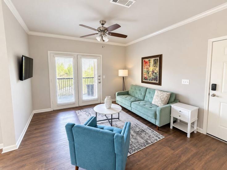 Salle de séjour élégante avec mobilier moderne dans un appartement à Building Saratoga Boulevard - sleepover-inc - 1629237 à Corpus Christi, Corpus Christi