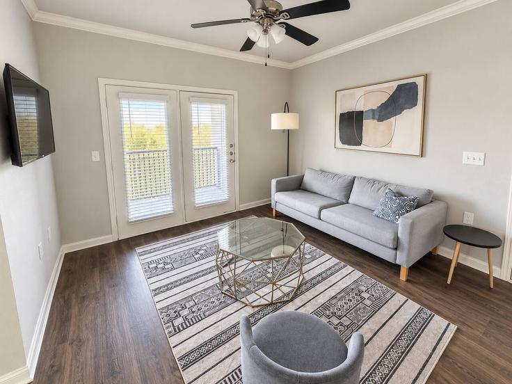 Building Saratoga Boulevard - sleepover-inc - 1629240 adresindeki bir dairede modern mobilyalarla zarif bir şekilde tasarlanmış oturma odası Corpus Christi, Corpus Christi Building Saratoga Boulevard - sleepover-inc - 1629240 adresindeki bir dairede modern mobilyalarla zarif bir şekilde tasarlanmış oturma odası Corpus Christi, Corpus Christi