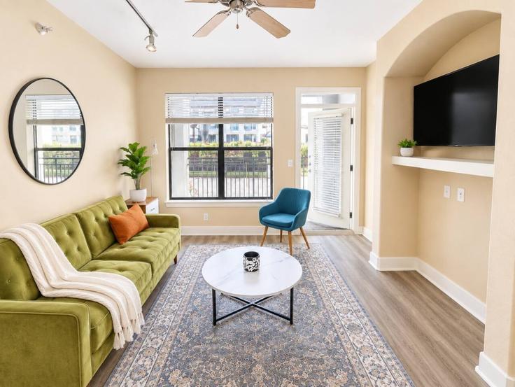 Building Riverfront Drive - sleepover-inc - 1633782 adresindeki bir dairede modern mobilyalarla zarif bir şekilde tasarlanmış oturma odası North Little Rock, North Little Rock Building Riverfront Drive - sleepover-inc - 1633782 adresindeki bir dairede modern mobilyalarla zarif bir şekilde tasarlanmış oturma odası North Little Rock, North Little Rock