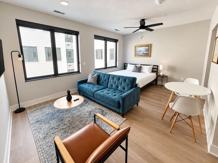 Elegante sala de estar con mobiliario moderno en un apartamento en Building Dodge Street - sleepover-inc - 1641515 en Omaha, Omaha