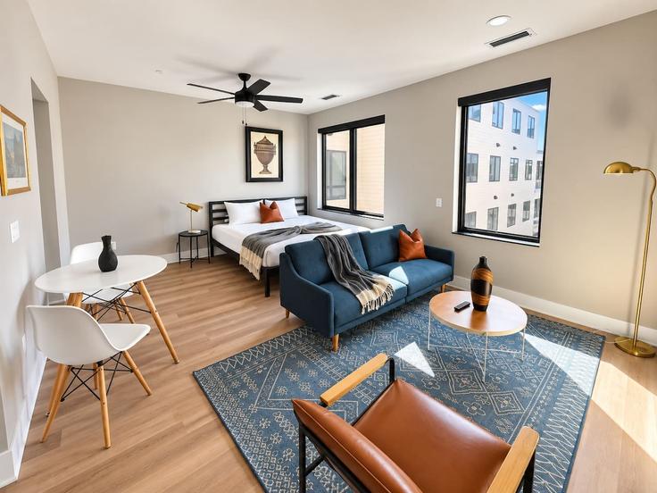 Elegante sala de estar con mobiliario moderno en un apartamento en Building Dodge Street - sleepover-inc - 1641514 en Omaha, Omaha