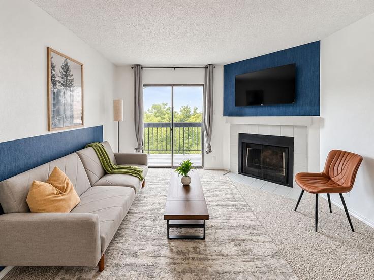 Elegant gestaltetes Wohnzimmer mit moderner Einrichtung in einer Wohnung im Building Clayton Lane - sleepover-inc - 1645803 in Austin, Austin