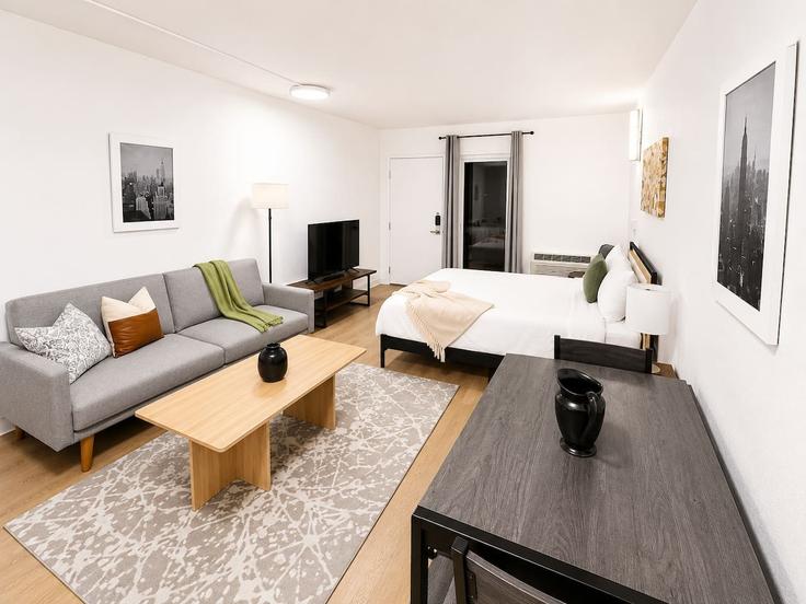 Elegant gestaltetes Wohnzimmer mit moderner Einrichtung in einer Wohnung im Building Camino La Costa - sleepover-inc - 1647244 in Austin, Austin Elegant gestaltetes Wohnzimmer mit moderner Einrichtung in einer Wohnung im Building Camino La Costa - sleepover-inc - 1647244 in Austin, Austin