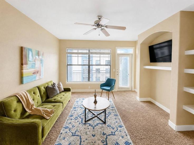 Building Riverfront Drive - sleepover-inc - 1648553 adresindeki bir dairede modern mobilyalarla zarif bir şekilde tasarlanmış oturma odası North Little Rock, North Little Rock Building Riverfront Drive - sleepover-inc - 1648553 adresindeki bir dairede modern mobilyalarla zarif bir şekilde tasarlanmış oturma odası North Little Rock, North Little Rock