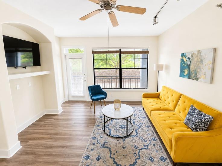 North Little Rock North Little RockのBuilding Riverfront Drive - sleepover-inc - 1697763のアパートメントにある、モダンな家具を備えたエレガントなデザインのリビングルーム North Little Rock North Little RockのBuilding Riverfront Drive - sleepover-inc - 1697763のアパートメントにある、モダンな家具を備えたエレガントなデザインのリビングルーム