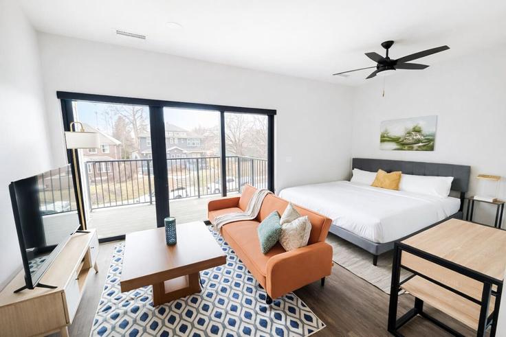 Building Capitol Avenue - sleepover - 1464880 adresindeki bir dairede modern mobilyalarla zarif bir şekilde tasarlanmış oturma odası Omaha, Omaha Building Capitol Avenue - sleepover - 1464880 adresindeki bir dairede modern mobilyalarla zarif bir şekilde tasarlanmış oturma odası Omaha, Omaha