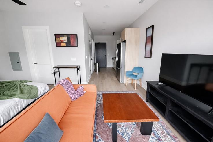 Building North 48th Street - sleepover - 1464882 adresindeki bir dairede modern mobilyalarla zarif bir şekilde tasarlanmış oturma odası Omaha, Omaha Building North 48th Street - sleepover - 1464882 adresindeki bir dairede modern mobilyalarla zarif bir şekilde tasarlanmış oturma odası Omaha, Omaha