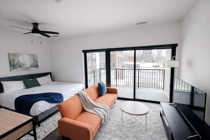 Building North 48th Street - sleepover - 1464881 adresindeki bir dairede modern mobilyalarla zarif bir şekilde tasarlanmış oturma odası Omaha, Omaha Building North 48th Street - sleepover - 1464881 adresindeki bir dairede modern mobilyalarla zarif bir şekilde tasarlanmış oturma odası Omaha, Omaha