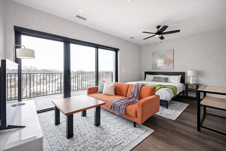 Building Douglas Street - sleepover - 1463131 adresindeki bir dairede modern mobilyalarla zarif bir şekilde tasarlanmış oturma odası Omaha, Omaha Building Douglas Street - sleepover - 1463131 adresindeki bir dairede modern mobilyalarla zarif bir şekilde tasarlanmış oturma odası Omaha, Omaha