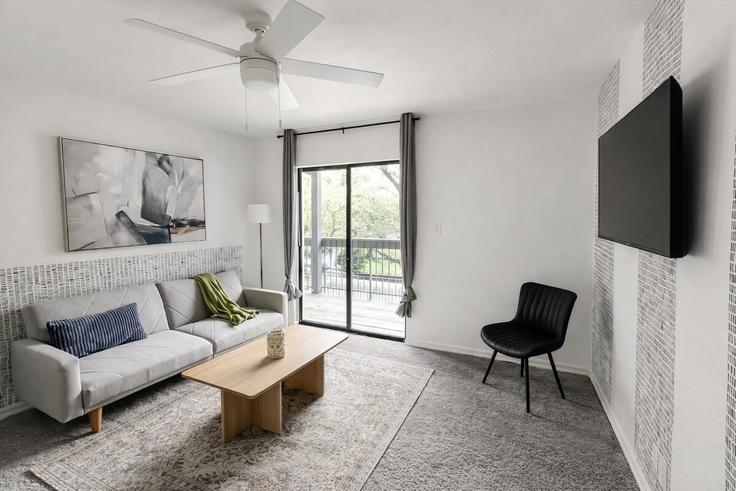 Building Clayton Lane - sleepover - 1507059 adresindeki bir dairede modern mobilyalarla zarif bir şekilde tasarlanmış oturma odası Austin, Austin