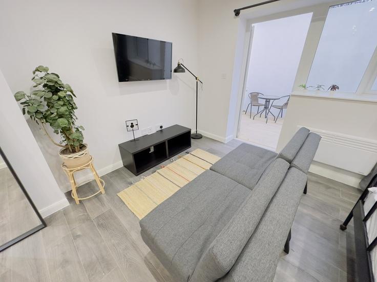 Elegant gestaltetes Wohnzimmer mit moderner Einrichtung in einer Wohnung im Building Spring Lane - sleepy-lodge - 1315661 - LON in London Borough of Hackney, London