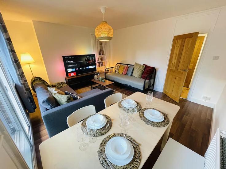 London Royal Borough of GreenwichのBuilding Dutton Street - sleepy-lodge - 1315672 - LONのアパートメントにある、モダンな家具を備えたエレガントなデザインのリビングルーム