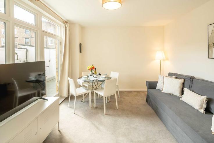 City of Westminster, London에 위치한 Building Gloucester Place - sleepy-lodge - 1315731 - LON 아파트의 세련된 인테리어가 돋보이는 거실 City of Westminster, London에 위치한 Building Gloucester Place - sleepy-lodge - 1315731 - LON 아파트의 세련된 인테리어가 돋보이는 거실