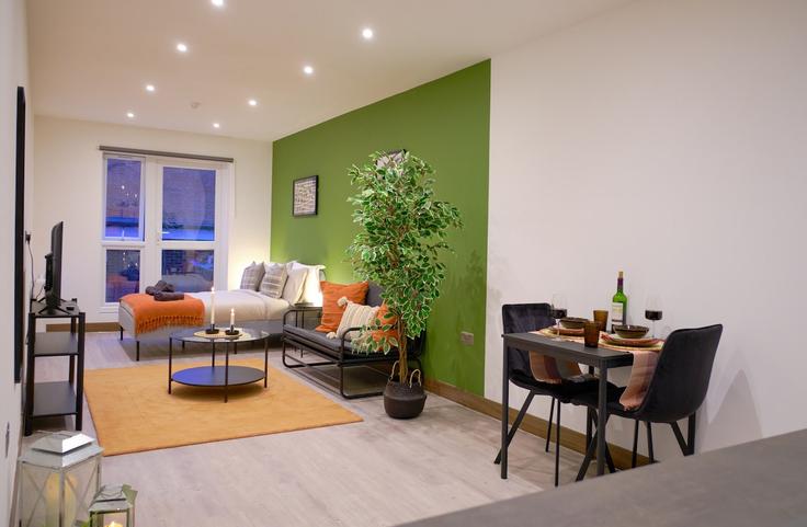 Elegant gestaltetes Wohnzimmer mit moderner Einrichtung in einer Wohnung im Building Golders Way - sleepy-lodge - 1315715 - LON in London Borough of Barnet, London