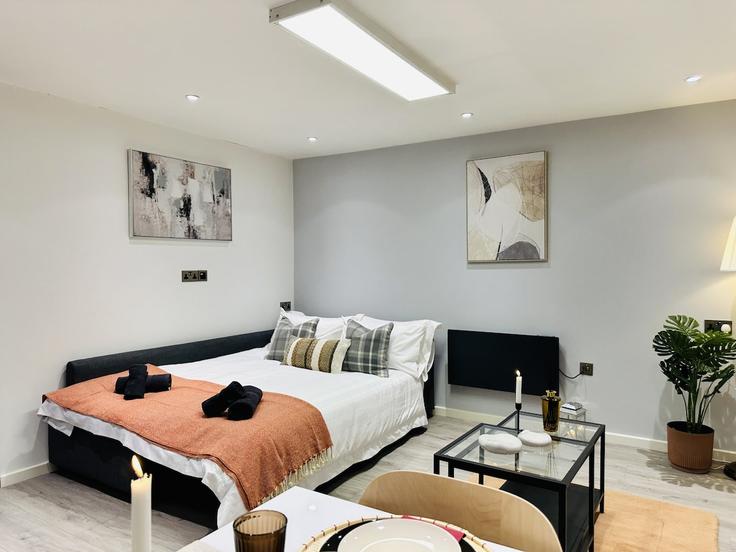 Sala de estar elegantemente projetada com móveis modernos em um apartamento no Building The Ridgeway - sleepy-lodge - 1315670 - LON em London Borough of Barnet, London Sala de estar elegantemente projetada com móveis modernos em um apartamento no Building The Ridgeway - sleepy-lodge - 1315670 - LON em London Borough of Barnet, London