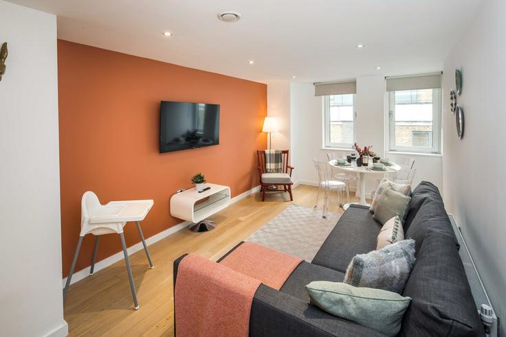 Elegante sala de estar con mobiliario moderno en un apartamento en Building City Road - sleepy-lodge - 1315687 - LON en London Borough of Islington, London