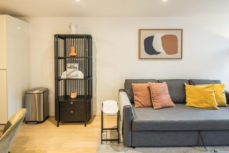 Elegante sala de estar con mobiliario moderno en un apartamento en Building Westland Place - sleepy-lodge - 1315696 - LON en London Borough of Hackney, London