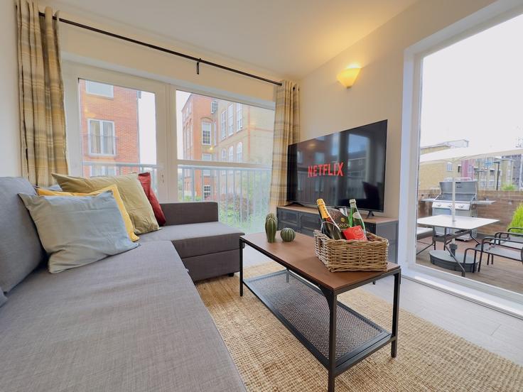 Sala de estar elegantemente projetada com móveis modernos em um apartamento no Building Pelling Street - sleepy-lodge - 1315709 - LON em London Borough of Tower Hamlets, London