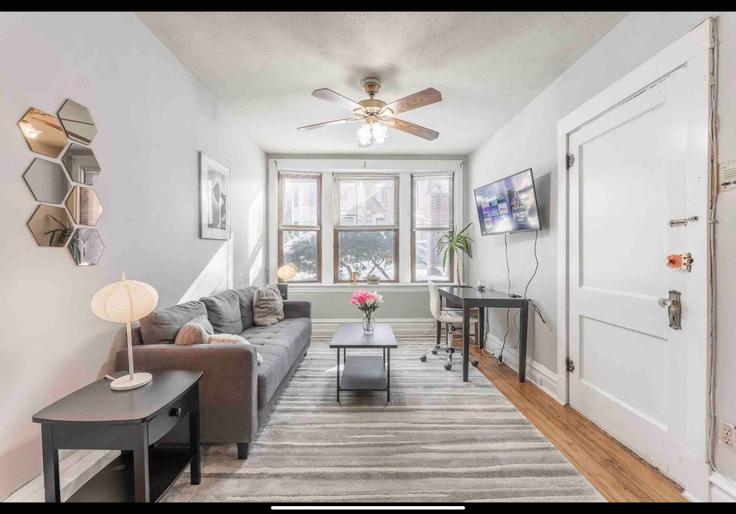 Sala de estar elegantemente projetada com móveis modernos em um apartamento no Building West Nelson Street - sleepy-suites - 1319102 em Chicago, Chicago