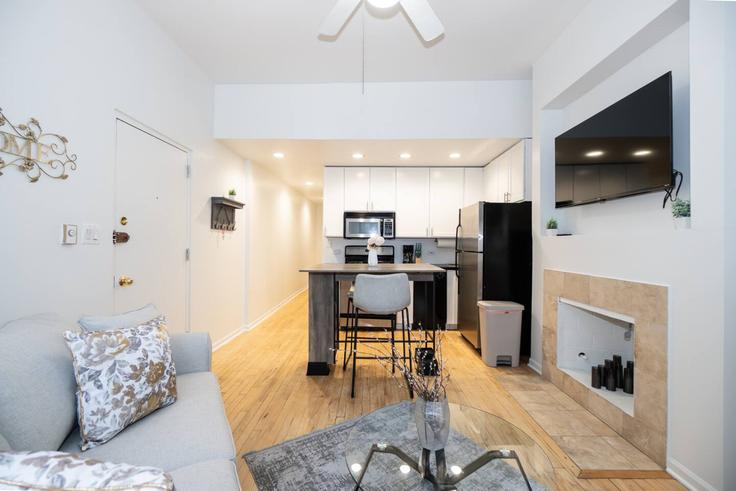 Elegant gestaltetes Wohnzimmer mit moderner Einrichtung in einer Wohnung im Building North Burling Street - sleepy-suites - 1319106 in Chicago, Chicago Elegant gestaltetes Wohnzimmer mit moderner Einrichtung in einer Wohnung im Building North Burling Street - sleepy-suites - 1319106 in Chicago, Chicago