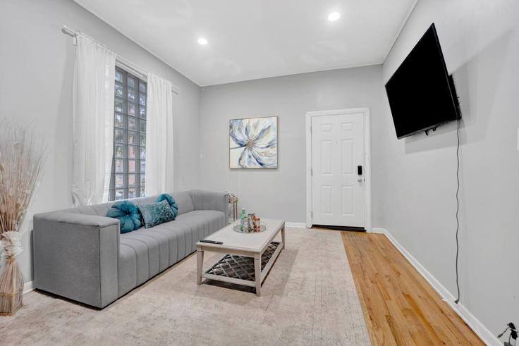 Sala de estar elegantemente projetada com móveis modernos em um apartamento no Building West Oakdale Avenue - sleepy-suites - 1319107 em Chicago, Chicago