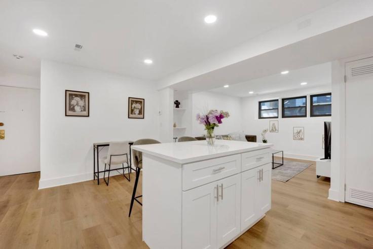 Elegant gestaltetes Wohnzimmer mit moderner Einrichtung in einer Wohnung im Building West Wrightwood Avenue - sleepy-suites - 1319110 in Chicago, Chicago