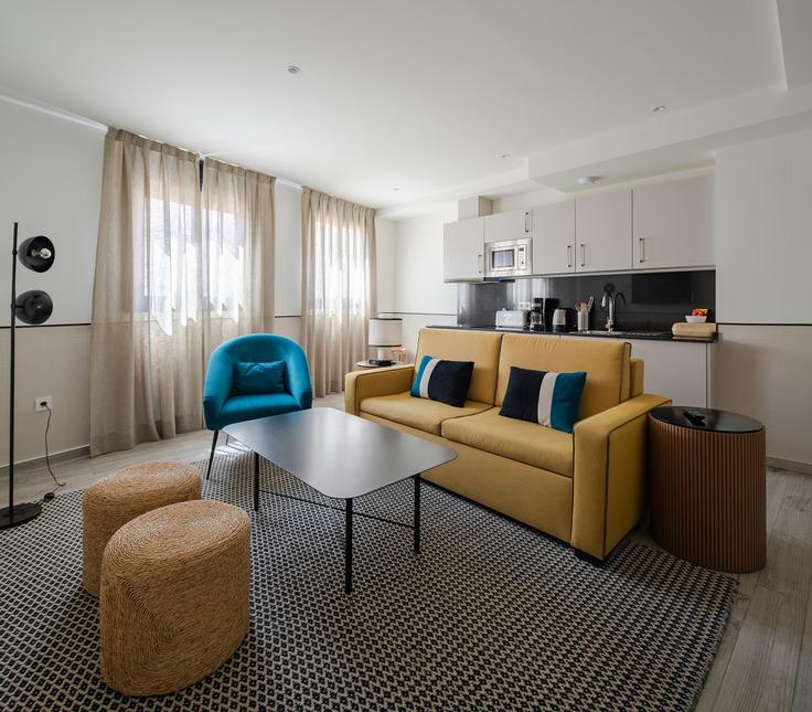 Elegant gestaltetes Wohnzimmer mit moderner Einrichtung in einer Wohnung im Building Plaza Cristo de Burgos - slow-suites - 1584741 in Casco Antiguo, Seville Elegant gestaltetes Wohnzimmer mit moderner Einrichtung in einer Wohnung im Building Plaza Cristo de Burgos - slow-suites - 1584741 in Casco Antiguo, Seville