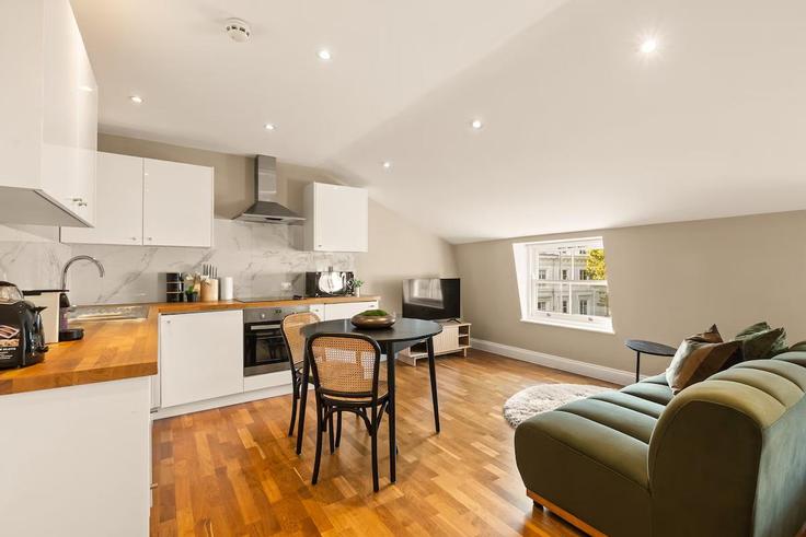 Elegant gestaltetes Wohnzimmer mit moderner Einrichtung in einer Wohnung im Building Gloucester Mews - smart-host-group-ted - 1319931 in City of Westminster, London