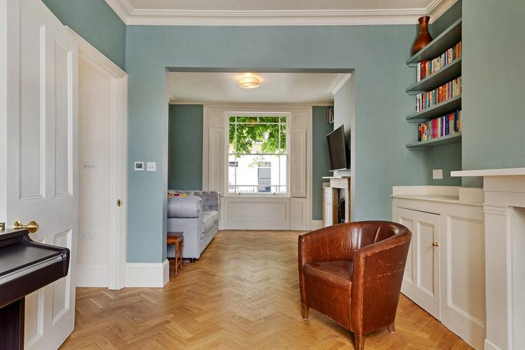 Elegant gestaltetes Wohnzimmer mit moderner Einrichtung in einer Wohnung im Building Colnbrook Street - smart-host-group-ted - 1513530 in London Borough of Southwark, London
