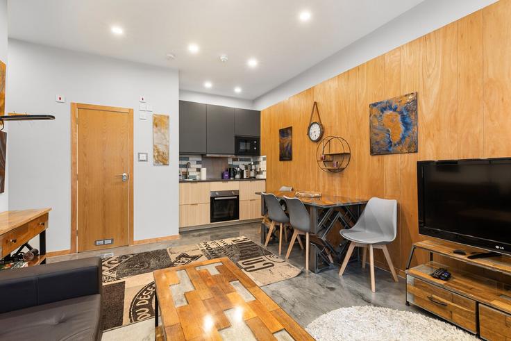 Elegant gestaltetes Wohnzimmer mit moderner Einrichtung in einer Wohnung im Building Calderwood Street - smart-host-group-ted - 1533738 in Royal Borough of Greenwich, London