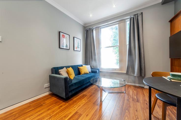 Elegant gestaltetes Wohnzimmer mit moderner Einrichtung in einer Wohnung im Building Sinclair Gardens - smart-host-group-ted - 1513346 in London Borough of Hammersmith and Fulham, London Elegant gestaltetes Wohnzimmer mit moderner Einrichtung in einer Wohnung im Building Sinclair Gardens - smart-host-group-ted - 1513346 in London Borough of Hammersmith and Fulham, London