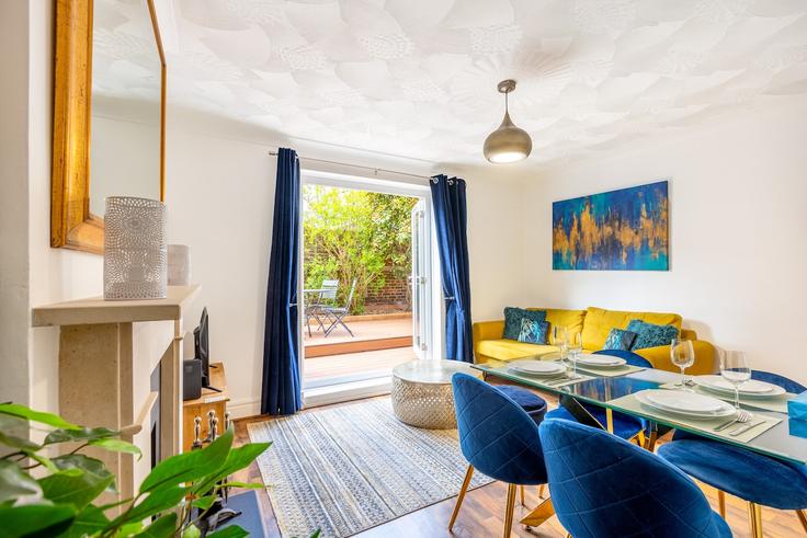 Elegant gestaltetes Wohnzimmer mit moderner Einrichtung in einer Wohnung im Building Micawber Street - smart-host-group-ted - 1513365 in London Borough of Hackney, London
