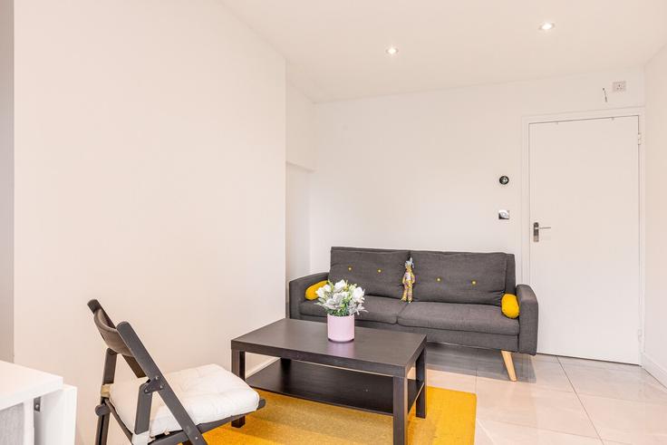 Elegante sala de estar con mobiliario moderno en un apartamento en Building Solander Gardens - smart-host-group-ted - 1532787 en London Borough of Tower Hamlets, London
