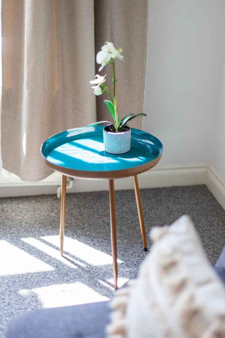 Sala de estar elegantemente projetada com móveis modernos em um apartamento no Building Thorpe Close - smart-host-group-ted - 1513312 em Royal Borough of Kensington and Chelsea, London Sala de estar elegantemente projetada com móveis modernos em um apartamento no Building Thorpe Close - smart-host-group-ted - 1513312 em Royal Borough of Kensington and Chelsea, London