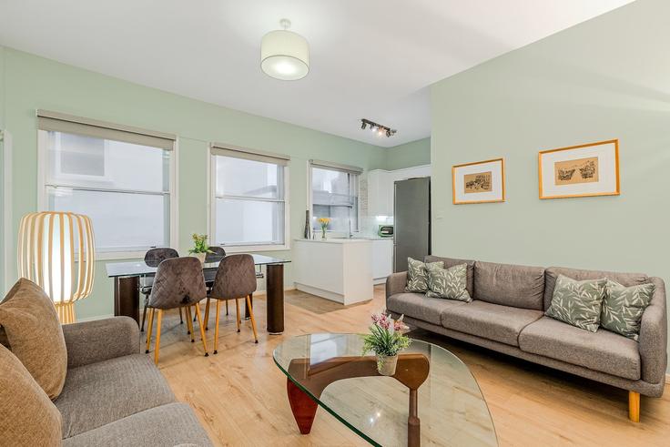 Elegante sala de estar con mobiliario moderno en un apartamento en Building Panton Street - smart-host-group-ted - 1513392 en City of Westminster, London