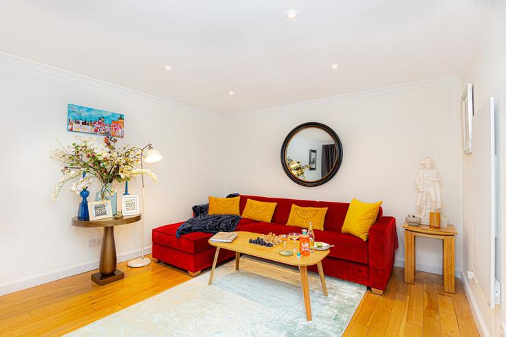 London Royal Borough of Kensington and ChelseaのBuilding King's Road - smart-host-group-ted - 1513284のアパートメントにある、モダンな家具を備えたエレガントなデザインのリビングルーム London Royal Borough of Kensington and ChelseaのBuilding King's Road - smart-host-group-ted - 1513284のアパートメントにある、モダンな家具を備えたエレガントなデザインのリビングルーム
