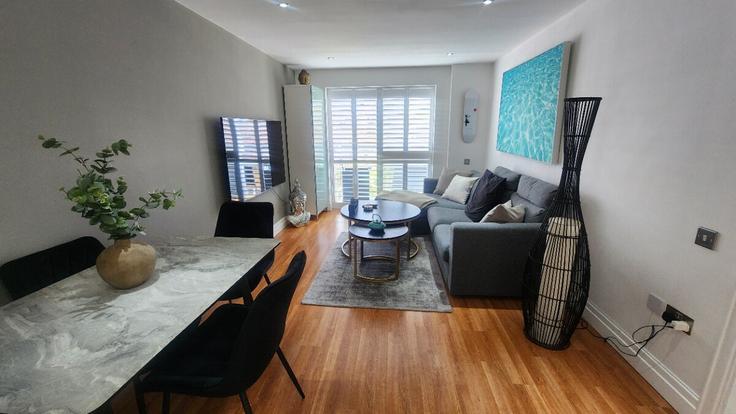 Elegante sala de estar con mobiliario moderno en un apartamento en Building Fanshaw Street - smart-host-group-ted - 1513447 en London Borough of Hackney, London