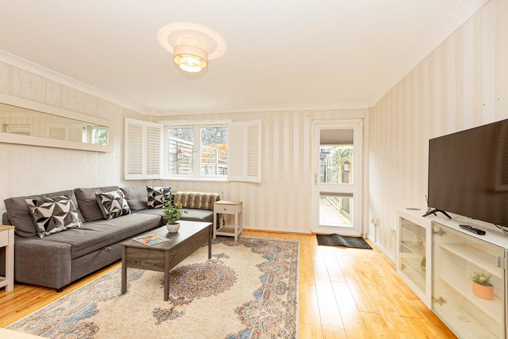 Elegant gestaltetes Wohnzimmer mit moderner Einrichtung in einer Wohnung im Building Kings Road - smart-host-group-ted - 1529189 in London Borough of Haringey, London