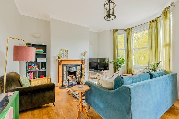 Salle de séjour élégante avec mobilier moderne dans un appartement à Building Cedars Avenue - smart-host-group-ted - 1536469 à London Borough of Waltham Forest, London