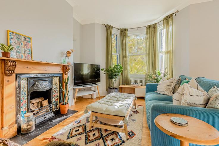 Elegant gestaltetes Wohnzimmer mit moderner Einrichtung in einer Wohnung im Building Cedars Avenue - smart-host-group-ted - 1536469 in London Borough of Waltham Forest, London