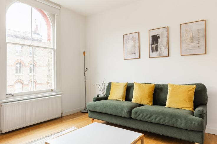 Sala de estar elegantemente projetada com móveis modernos em um apartamento no Building Elgin Avenue - smart-host-group-ted - 1513367 em City of Westminster, London