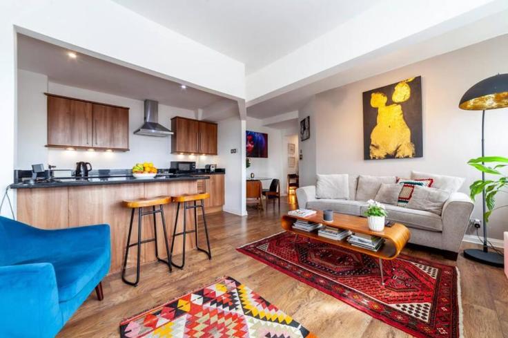 Elegant gestaltetes Wohnzimmer mit moderner Einrichtung in einer Wohnung im Building Gales Gardens - smart-host-group-ted - 1513274 in London Borough of Tower Hamlets, London