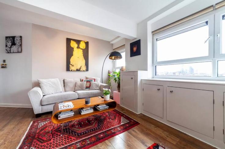 Sala de estar elegantemente projetada com móveis modernos em um apartamento no Building Gales Gardens - smart-host-group-ted - 1513274 em London Borough of Tower Hamlets, London