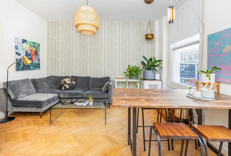 Elegante sala de estar con mobiliario moderno en un apartamento en Building Birkbeck Road - smart-host-group-ted - 1513287 en London Borough of Hackney, London