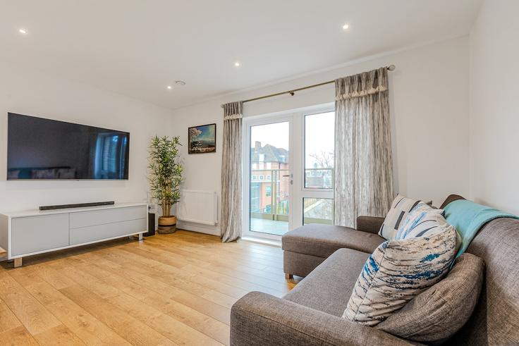 Salle de séjour élégante avec mobilier moderne dans un appartement à Building Benhill Road - smart-host-group-ted - 1513273 à London Borough of Southwark, London