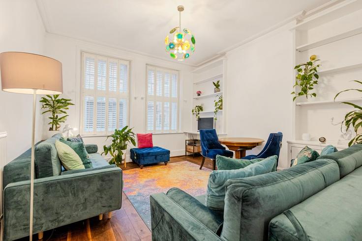 Building Great Titchfield Street - smart-host-group-ted - 1526885 adresindeki bir dairede modern mobilyalarla zarif bir şekilde tasarlanmış oturma odası City of Westminster, London Building Great Titchfield Street - smart-host-group-ted - 1526885 adresindeki bir dairede modern mobilyalarla zarif bir şekilde tasarlanmış oturma odası City of Westminster, London
